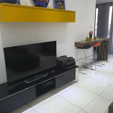 Lovely 2-Bed Apartment In Larnaca * Lárnaca